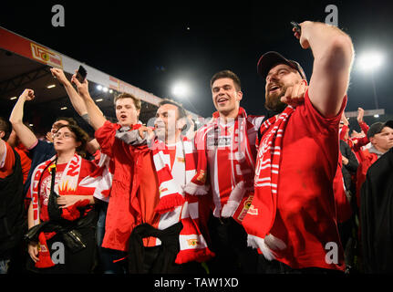 Berlino, Germania. 27 Maggio, 2019. Unione Berlin è un fan celebrare dopo la seconda gamba match della Bundesliga relegazione di play-off tra 1.FC Union Berlin e VfB Stoccarda a Berlino, capitale della Germania, il 27 maggio 2019. La partita è finita 0-0 e Unione europea Berlino promuoverà la prima divisione della Bundesliga per la prossima stagione con 2-2 sull'aggregato con più lontano gli obiettivi. Credito: Kevin Voigt/Xinhua/Alamy Live News Foto Stock