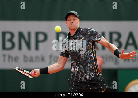 Parigi, Francia. 27 maggio 2019. Open di Francia di Tennis Tournament; Kyle Edmund (GBR) in azione contro Jeremy Chardy (FRA) Credit: Azione Plus immagini di sport/Alamy Live News Foto Stock