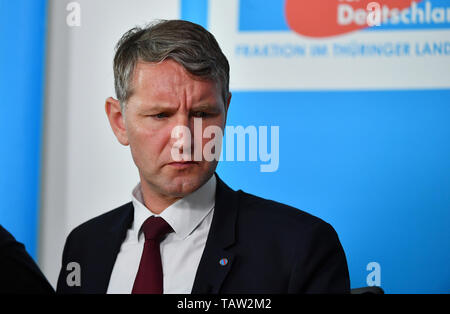 Erfurt, Germania. 21 Maggio, 2019. Björn Höcke, partito e la fazione leader dell'AFD in Turingia, registrati durante la conferenza stampa di presentazione di un documento di posizione della sua fazione. AfD è stato un membro del parlamento della Turingia fin dal 2014. Credito: Martin Schutt/dpa-Zentralbild/dpa/Alamy Live News Foto Stock