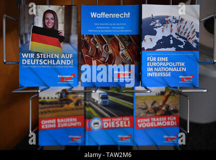 Erfurt, Germania. 21 Maggio, 2019. Materiale informativo dell'AFD in Turingia può essere visto nel corso di una conferenza stampa sulla carta la posizione del membro del gruppo parlamentare. AfD è stato un membro del parlamento della Turingia fin dal 2014. Credito: Martin Schutt/dpa-Zentralbild/dpa/Alamy Live News Foto Stock