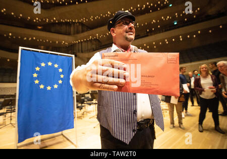 Amburgo, Germania. Il 20 maggio 2019. Unione postale attendere gli elettori con il loro voto postale documenti sul palco dell'orchestra nella grande hall del Elbphilharmonie mentre un altro elettore sorge nella parte anteriore della cabina elettorale per una foto souvenir. L'iniziativa #SayYesToEurope vuole mobilitare per l'elezione dell'UE e offre la possibilità di compilare il voto postale documenti ha portato lungo a luoghi speciali. Credito: Christian Charisius/dpa/Alamy Live News Foto Stock