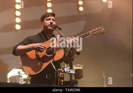 NAPA Valley, California - 26 Maggio: Marcus Mumford dei Mumford and Sons esegue durante BottleRock Napa Valley 2019 a Napa Valley Expo il 26 maggio 2019 in Napa California. Foto: imageSPACE/MediaPunch Foto Stock