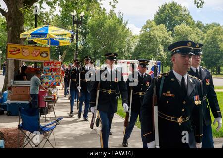 Esercito degli Stati Uniti la guardia d'onore ai membri a piedi durante il National Memorial Day Parade di Washington DC.