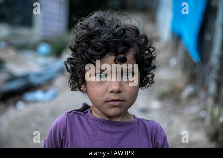 (190528) -- Pechino, 28 maggio 2019 (Xinhua) -- Foto scattata il 23 Maggio 2019 mostra 10-anno-vecchio Ahmida dall'Afghanistan al campo profughi di Samos, un'isola dell'Egeo orientale, Grecia. Quattro anni dopo l'inizio della crisi di rifugiati, migliaia di rifugiati e migranti sono ancora bloccati su Samos. (Xinhua/Lefteris Partsalis) Foto Stock