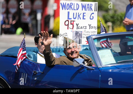 (190528) -- Pechino, 28 maggio 2019 (Xinhua) -- Luca Gasparre, un 95-anno-vecchio II Guerra Mondiale Veterani, prende parte al giorno memoriale della parata nel Queens di New York, Stati Uniti, 27 maggio 2019. (Xinhua/Wang Ying) Foto Stock