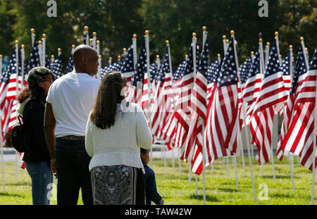 Los Angeles, Stati Uniti d'America. 27 Maggio, 2019. Le persone si radunano in un parco del Memorial Day in onore dei soldati caduti in Los Angeles, gli Stati Uniti, il 27 maggio 2019. Credito: Li Ying/Xinhua/Alamy Live News Foto Stock