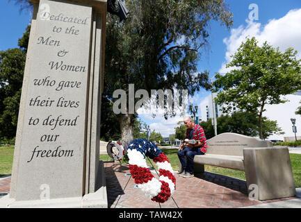 Los Angeles, Stati Uniti d'America. 27 Maggio, 2019. Un uomo è visto in un parco del Memorial Day in onore dei soldati caduti in Los Angeles, gli Stati Uniti, il 27 maggio 2019. Credito: Li Ying/Xinhua/Alamy Live News Foto Stock