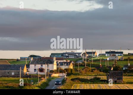 Bullens Bay, Kinsale, Cork, Irlanda. 28 Maggio, 2019. Country Homes illuminato dalla mattina presto luce promette una buona giornata splendente a Bullens Bay, vecchio capo di Kinsale, Co. Cork, Irlanda.- credito Creedon David / Alamy Credito: David Creedon/Alamy Live News Foto Stock