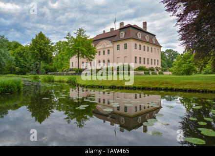 27 maggio 2019, Brandeburgo, Cottbus: Branitz Castle nel Fürst-Pückler-Park. Il castello nel centro del parco è stata la casa di riposo di Principe Hermann von Pückler-Muskau. Foto: Patrick Pleul/dpa-Zentralbild/ZB Foto Stock