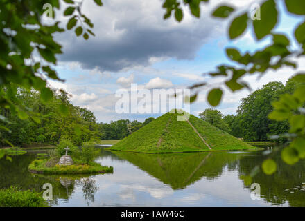 27 maggio 2019, Brandeburgo, Cottbus: il lago piramide nel Fürst-Pückler-Parco Branitz. Foto: Patrick Pleul/dpa-Zentralbild/ZB Foto Stock