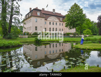 27 maggio 2019, Brandeburgo, Cottbus: Branitz Castle nel Fürst-Pückler-Park. Il castello nel centro del parco è stata la casa di riposo di Principe Hermann von Pückler-Muskau. Foto: Patrick Pleul/dpa-Zentralbild/ZB Foto Stock