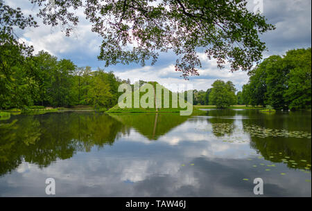 27 maggio 2019, Brandeburgo, Cottbus: il lago piramide nel Fürst-Pückler-Parco Branitz. Foto: Patrick Pleul/dpa-Zentralbild/ZB Foto Stock