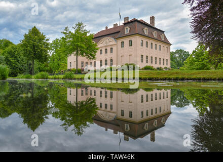 27 maggio 2019, Brandeburgo, Cottbus: Branitz Castle nel Fürst-Pückler-Park. Il castello nel centro del parco è stata la casa di riposo di Principe Hermann von Pückler-Muskau. Foto: Patrick Pleul/dpa-Zentralbild/ZB Foto Stock