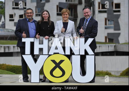 Edinburgh, Regno Unito. 28 Maggio, 2019. Nella foto: (sinistra-destra) Christian Allard; Aileen McLEod; Nicola Storione; Alyn Smith. SNP Leader Nicola Storione accoglie tre nuovi eletti deputati SNP - Alyn Smith, Christian Allard e Aileen McLeod - dopo la festa è enfatica la vittoria nelle elezioni del Parlamento europeo. Storione Ms ha detto: "Scozia detto no a Brexit nel 2016. Questo risultato enfatica rende chiaro, ci voleva dire. "Questi tre prima classe SNP eurodeputati sapranno lavorare instancabilmente per mantenere la Scozia in Europa, stop Brexit e rendere la Scozia la voce ad ogni giro. Credito: Colin Fisher/Alamy Live News Foto Stock