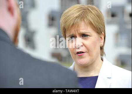 Edinburgh, Regno Unito. 28 Maggio, 2019. SNP Leader Nicola Storione accoglie tre nuovi eletti deputati SNP - Alyn Smith, Christian Allard e Aileen McLeod - dopo la festa è enfatica la vittoria nelle elezioni del Parlamento europeo. Storione Ms ha detto: "Scozia detto no a Brexit nel 2016. Questo risultato enfatica rende chiaro, ci voleva dire. "Questi tre prima classe SNP eurodeputati sapranno lavorare instancabilmente per mantenere la Scozia in Europa, stop Brexit e rendere la Scozia la voce ad ogni giro. Credito: Colin Fisher/Alamy Live News Foto Stock