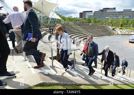 Edinburgh, Regno Unito. 28 Maggio, 2019. SNP Leader Nicola Storione accoglie tre nuovi eletti deputati SNP - Alyn Smith, Christian Allard e Aileen McLeod - dopo la festa è enfatica la vittoria nelle elezioni del Parlamento europeo. Storione Ms ha detto: "Scozia detto no a Brexit nel 2016. Questo risultato enfatica rende chiaro, ci voleva dire. "Questi tre prima classe SNP eurodeputati sapranno lavorare instancabilmente per mantenere la Scozia in Europa, stop Brexit e rendere la Scozia la voce ad ogni giro. Credito: Colin Fisher/Alamy Live News Foto Stock