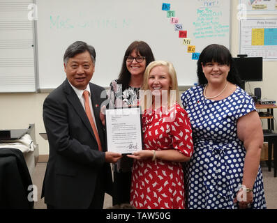 (190528) -- West Palm Beach, 28 maggio 2019 (Xinhua) -- Li Qiangmin, Cinese Console Generale a Houston (1L) offre la lettera da Peng Liyuan, moglie del Presidente cinese Xi Jinping, le facoltà di Bak Middle School of the Arts a West Palm Beach, Florida, Stati Uniti, 26 aprile 2019. Il 7 aprile 2017, Peng Liyuan, moglie del Presidente cinese Xi Jinping ha pagato una visita alla scuola su invito degli Stati Uniti La First Lady Melania Trump, dove hanno guardato gli studenti svolgono e ha discusso con loro di avviare gli sforzi per costruire un ponte di scambi di persone tra la Cina e la scuola. Foto Stock