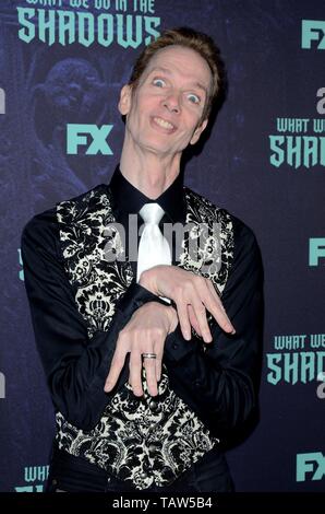 Los Angeles, CA, Stati Uniti d'America. 22 Maggio, 2019. Doug Jones presso gli arrivi per quello che facciamo nelle ombre FYC Evento, Avalon, Los Angeles, CA Maggio 22, 2019. Credito: Priscilla concedere/Everett raccolta/Alamy Live News Foto Stock