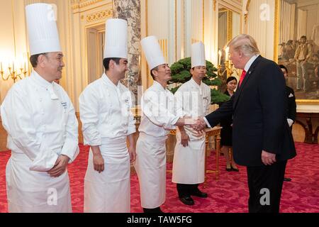 Stati Uniti Presidente Donald Trump grazie Palazzo Akasaka membri del personale a seguito di una comune di premere la disponibilità con il Primo Ministro giapponese Shinzo Abe presso il Palazzo Akasaka Maggio 27, 2019 a Tokyo, Giappone. Foto Stock