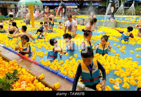 In Guangzhou, la Cina della provincia di Guangdong. 28 Maggio, 2019. I visitatori hanno divertimento con gomma gialla anatre al Chimelong Water Park a Guangzhou, Cina del sud della provincia di Guangdong, 28 maggio 2019. Credito: Liu Dawei/Xinhua/Alamy Live News Foto Stock