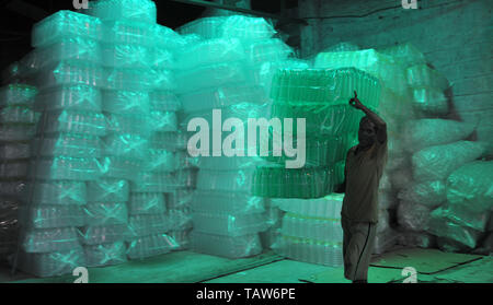 Jammu, controllata indiana del Kashmir. 28 Maggio, 2019. Un uomo lavora in una bottiglia di acqua in fabbrica a Jammu, capitale invernale della controllata indiana del Kashmir, 28 maggio 2019. Le bottiglie di plastica sono ampiamente utilizzati per il confezionamento di acqua potabile come la regione continua a rimanere sotto la presa di una intensa ondata di caldo. Credito: Stringer/Xinhua/Alamy Live News Foto Stock