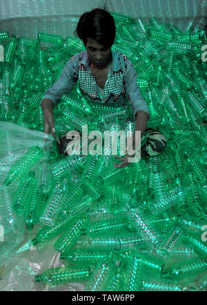 Jammu, controllata indiana del Kashmir. 28 Maggio, 2019. Un uomo lavora in una bottiglia di acqua in fabbrica a Jammu, capitale invernale della controllata indiana del Kashmir, 28 maggio 2019. Le bottiglie di plastica sono ampiamente utilizzati per il confezionamento di acqua potabile come la regione continua a rimanere sotto la presa di una intensa ondata di caldo. Credito: Stringer/Xinhua/Alamy Live News Foto Stock