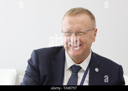 (190528) -- Tokyo, 28 maggio 2019 (Xinhua) -- John Coates, presidente della Commissione di Coordinamento del Comitato Olimpico Internazionale (CIO), sorrisi durante una intervista esclusiva con Xinhua in Tokyo, Giappone, il 22 maggio 2019. Un Hosting Giochi Olimpici significa opportunità diverse per i diversi paesi, offrendo loro la possibilità di presentare il carisma di ogni nazione, John Coates, presidente della Commissione di Coordinamento del Comitato Olimpico Internazionale (CIO), ha detto. Per andare con intervista: Hosting Giochi Olimpici offrono diverse opportunità per diversi paesi (Xinhua/Du Natalino) Foto Stock