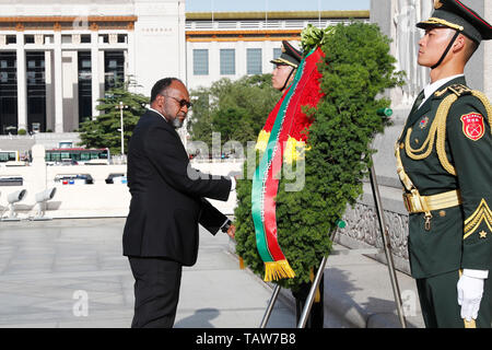 Pechino, Cina. 28 Maggio, 2019. Vanuatuan Primo Ministro Charlot Salwai stabilisce una corona al Monumento al popolo gli eroi a Piazza Tian'anmen a Pechino Capitale della Cina, 28 maggio 2019. Credito: Liu Bin/Xinhua/Alamy Live News Foto Stock