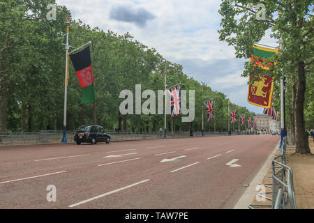 Londra, Regno Unito. 28 Maggio, 2019. Le bandiere della Sri Lanka (destra) e Afghanistan (sinistra ) due delle nazioni partecipanti del 2019 ICC Cricket World Cup sono visualizzati sul Mall per la cerimonia inaugurale opening party in 29 MAGGIO CREDITO: amer ghazzal/Alamy Live News Foto Stock