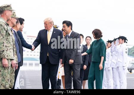 Stati Uniti Presidente Donald Trump unite da Primo Ministro giapponese Shinzo Abe, centro arriva a bordo il giapponese Self Defence Force nave della marina americana JS Kaga Maggio 28, 2019 a Yokosuka, Giappone. Foto Stock