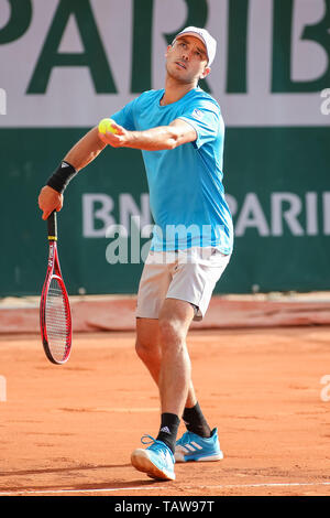 Parigi, Francia. 28 Maggio, 2019. Ben McLachlan del Giappone durante gli Uomini Doppio Primo turno match di tennis aperto francese torneo contro Jeremy Chardy e Fabrice Martin della Francia al Roland Garros di Parigi in Francia il 28 maggio 2019. Credito: AFLO/Alamy Live News Foto Stock