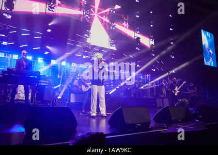 Amburgo, Germania. 28 Maggio, 2019. Jay Kay (M), cantante e bandleader, e i membri della British acid jazz band "Jamiroquai" sono sul palco durante un concerto a Barclaycard Arena. Credito: Georg Wendt/dpa/Alamy Live News Foto Stock