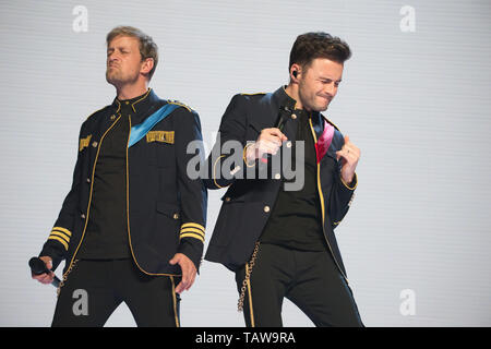 Glasgow, Regno Unito. 28 maggio 2019. Conosciuta in tutto il mondo boy band, Westlife, in concerto a Idro Arena di Glasgow durante la 'venti Tour'. Nella foto: (sinistra-destra) Kian Egan; Shane Filan. Credito: Colin Fisher/Alamy Live News Foto Stock