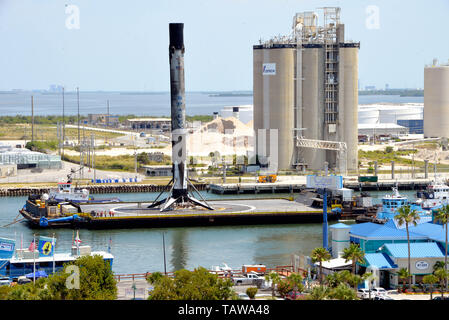 Port Canaveral, Florida, Stati Uniti d'America. Maggio 28, 2019. Dopo il successo del lancio da complessi di lancio 40 alla Cape Canaveral Air Force Station e distribuzione di 60 satelliti Starlink il Falcon 9 prima fase riportata al porto a bordo della droneship 'Naturalmente io ti amo ancora' (OCISLY). Falcon 9 sbarcati su OCISLY al largo delle coste della Florida in Oceano Atlantico dopo il lancio. Essendo guidata da un pilota e manovrato da quattro rimorchiatori attraverso Canaveral porto i OCISLY con Falcon 9 ancorata al pontile sul lato nord del porto. Credito foto Julian Porro / Alamy Live News Foto Stock