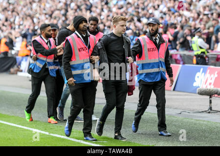 Londra, Regno Unito. 27 Maggio, 2019. Un Aston Villa ventola è tolto dopo aver invaso il passo durante il cielo EFL Bet Play-Off campionato partita finale tra Aston Villa e Derby County allo Stadio di Wembley a Londra, Inghilterra il 27 maggio 2019. Foto di Ken scintille. Solo uso editoriale, è richiesta una licenza per uso commerciale. Nessun uso in scommesse, giochi o un singolo giocatore/club/league pubblicazioni. Credit: UK Sports Pics Ltd/Alamy Live News Foto Stock