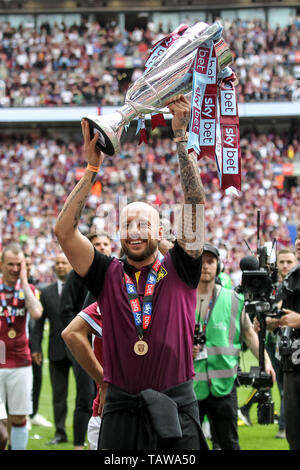 Londra, Regno Unito. 27 Maggio, 2019. Alan Hutton di Aston Villa celebra la promozione per il Premiership durante l EFL Sky Bet Play-Off campionato partita finale tra Aston Villa e Derby County allo Stadio di Wembley a Londra, Inghilterra il 27 maggio 2019. Foto di Ken scintille. Solo uso editoriale, è richiesta una licenza per uso commerciale. Nessun uso in scommesse, giochi o un singolo giocatore/club/league pubblicazioni. Credit: UK Sports Pics Ltd/Alamy Live News Foto Stock