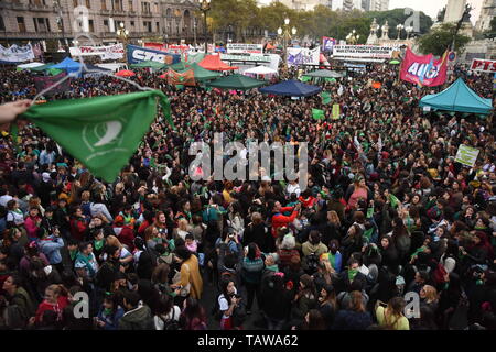 28 maggio 2019 - INT. WorldNews. Maggio 28, 2019. La città di Buenos Aires, Argentina.- Migliaia di persone manifestate il 28 maggio 2019, davanti al Congresso Nazionale, la città di Buenos Aires, Argentina, dove il progetto di aborto è stato presentato per l'ottava volta.Il 14 giugno 2018, deputati ha approvato il progetto di aborto ma il Agosto 8, 2018, Senatori respinto.In Argentina lo stesso progetto deve essere approvato per entrambe le telecamere: deputati e senatori. E se un progetto è respinto non può essere nuovamente presentato lo stesso anno. (Credito Immagine: © Julieta FerrarioZUMA filo) Foto Stock