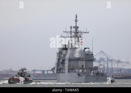 New York, New York, Stati Uniti d'America. 28 Maggio, 2019. Ticonderoga-class missile cruiser USS la cittadella di Hue (CG 66) è visto dopo aver lasciato il Brooklyn Cruise Terminal Martedì, 28, ha frequentato la flotta la settimana a New York City. Credito: William Volcov/ZUMA filo/Alamy Live News Foto Stock