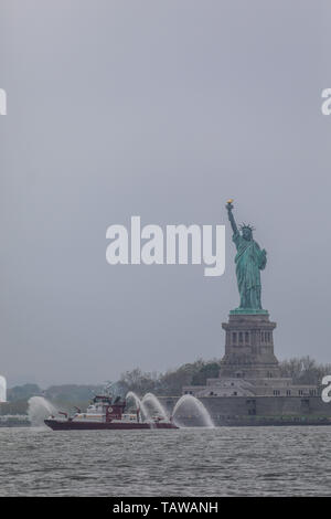 New York, New York, Stati Uniti d'America. 28 Maggio, 2019. Vista della Statua della Libertà di New York negli Stati Uniti questo Martedì, 28 Credito: William Volcov/ZUMA filo/Alamy Live News Foto Stock