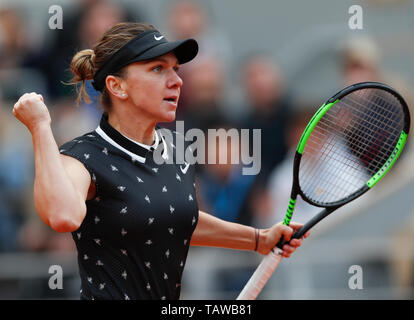 Paris, Paris. 28 Maggio, 2019. Simona Halep di Romania reagisce durante le Donne Singoli Primo turno match con Ajla Tomljanovic dell Australia a Open di Francia di tennis tournament 2019 al Roland Garros di Parigi in Francia il 28 maggio 2019. Credito: Han Yan/Xinhua/Alamy Live News Foto Stock