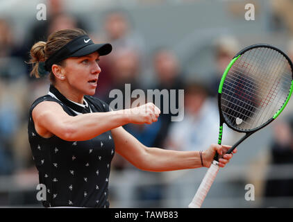 Paris, Paris. 28 Maggio, 2019. Simona Halep di Romania reagisce durante le Donne Singoli Primo turno match con Ajla Tomljanovic dell Australia a Open di Francia di tennis tournament 2019 al Roland Garros di Parigi in Francia il 28 maggio 2019. Credito: Han Yan/Xinhua/Alamy Live News Foto Stock