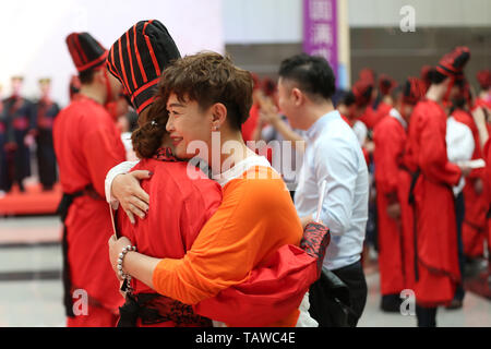 Shenyan, Shenyan, Cina. 29 Maggio, 2019. Shenyang, Cina-Alta scuola gli studenti frequentano il tradizionale proveniente di cerimonia di età di Shenyang, nordest ChinaÃ¢â'¬â"¢s Provincia di Liaoning. Credito: SIPA Asia/ZUMA filo/Alamy Live News Foto Stock