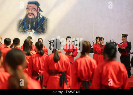 Shenyan, Shenyan, Cina. 29 Maggio, 2019. Shenyang, Cina-Alta scuola gli studenti frequentano il tradizionale proveniente di cerimonia di età di Shenyang, nordest ChinaÃ¢â'¬â"¢s Provincia di Liaoning. Credito: SIPA Asia/ZUMA filo/Alamy Live News Foto Stock