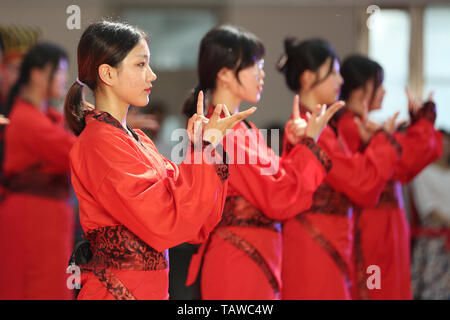 Shenyan, Shenyan, Cina. 29 Maggio, 2019. Shenyang, Cina-Alta scuola gli studenti frequentano il tradizionale proveniente di cerimonia di età di Shenyang, nordest ChinaÃ¢â'¬â"¢s Provincia di Liaoning. Credito: SIPA Asia/ZUMA filo/Alamy Live News Foto Stock