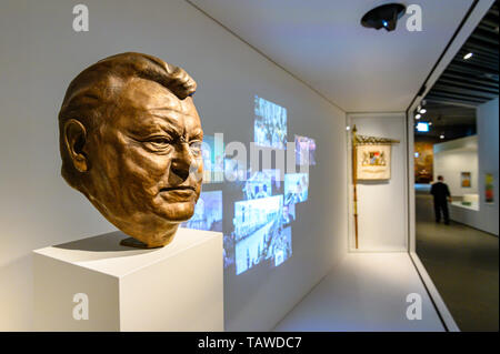 Regensburg, Germania. 27 Maggio, 2019. Un busto di Franz Josef Strauß sorge nel Museo della Casa bavarese la storia. Credito: Armin Weigel/dpa/Alamy Live News Foto Stock