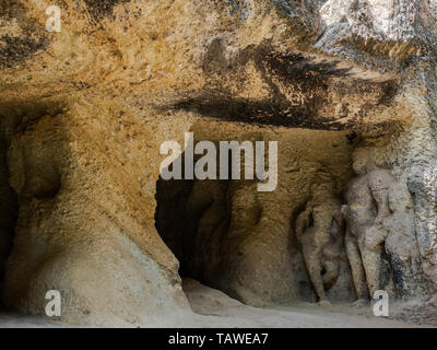 31 mar 2019 grotta di Jogeshwari scavata nella roccia, le grotte risalgono al 520 al 550 d.C. Ingresso est: Shiva Mumbai, Maharashtra, INDIA Foto Stock