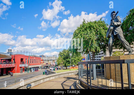 Una statua in bronzo del musicista Elvis Presley ancore Elvis Presley Plaza on Beale Street, Sett. 12, 2015, a Memphis, Tennessee. Foto Stock