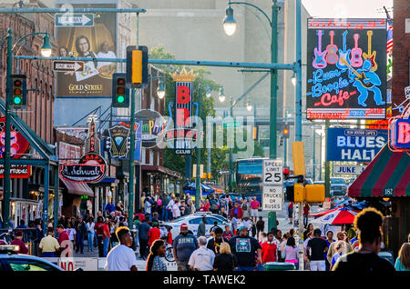 Turisti si riuniscono su Beale Street, Sett. 12, 2015, a Memphis, Tennessee. Foto Stock