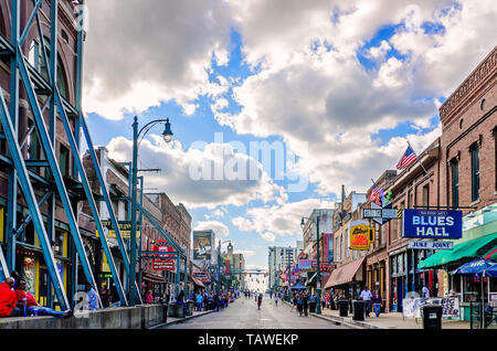 I turisti sedersi fuori la Gallina Exchange edificio, ora la casa di Setosa O'Sullivan's bar su Beale Street, Sett. 12, 2015, a Memphis, Tennessee. Foto Stock