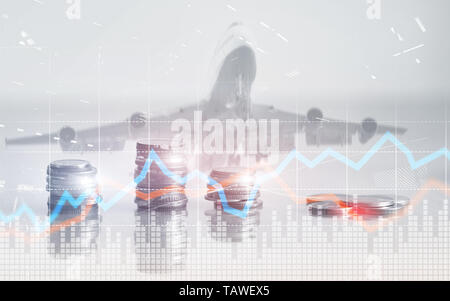 Doppia esposizione della città e righe di monete con stock e grafico finanziario su schermo virtuale. Gli investimenti delle imprese concetto. Foto Stock